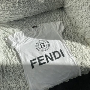 Fendi T-shirt  - En fake fendi tröja storlek 3 (S mer eller mindre)