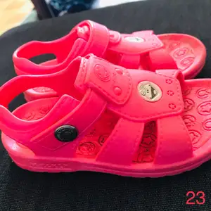 Rosa barn sandaler. Använda 1-4gånger.