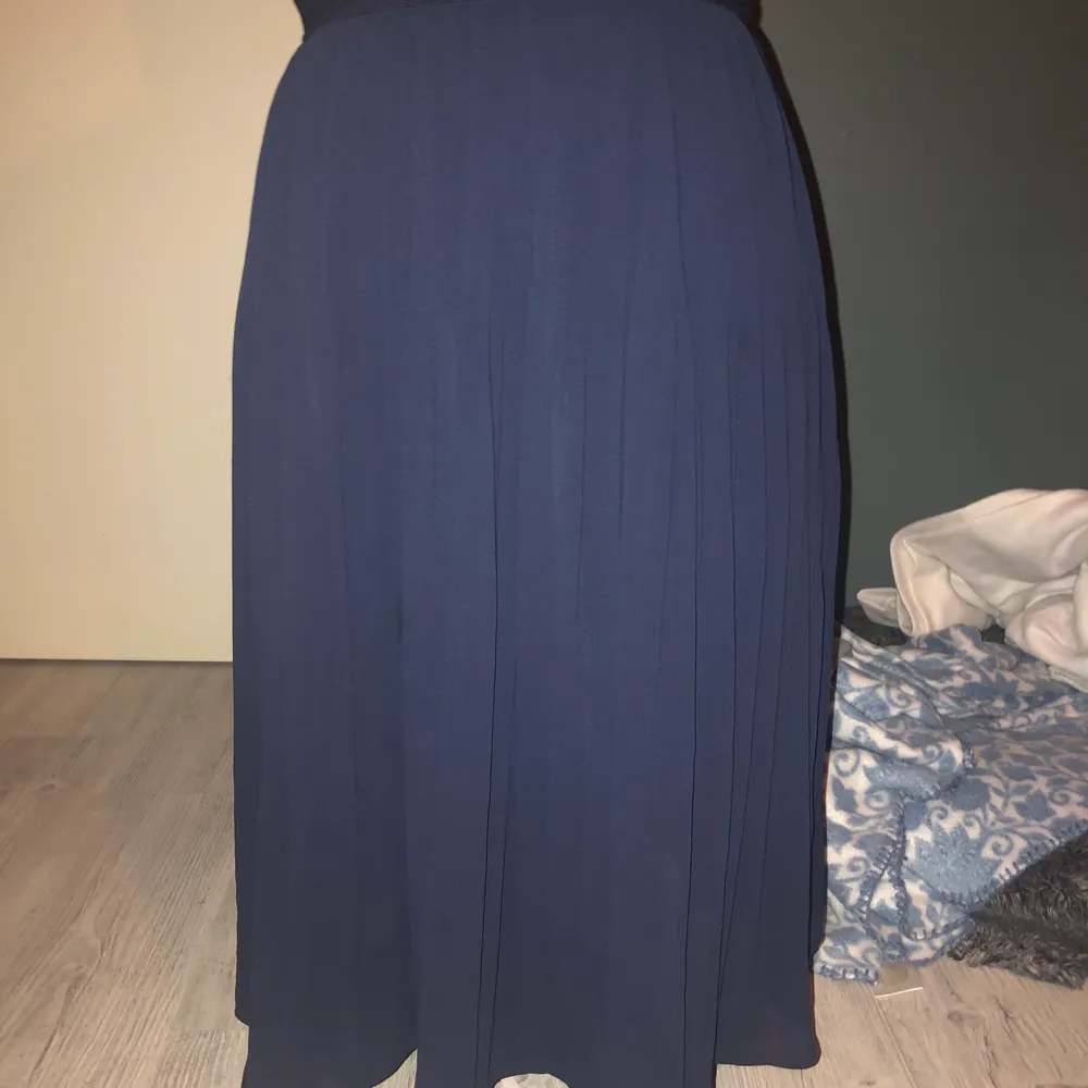 En HELT oanvänd kjol (prislappen är kvar som mannan se på bild 3). Denna är likadan som den sagegreen den är dock mörkblå. . Kjolar.