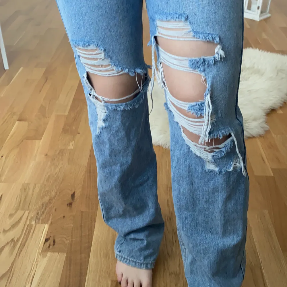 Säljer mina blå jeans med slitningar💓💓💓. Jeans & Byxor.