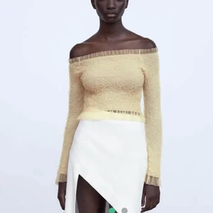 Off shoulder topp - Cool off shoulder topp från zara i ett jättenöjd material. Ganska genomskinlig men snyggt med en ljus bh under. Använd fåtal gånger så bra skick. 💛🧡