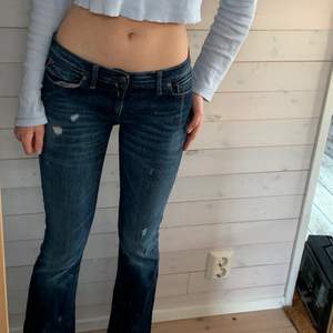 Assnygga lågmidjade replay jeans med snygga detaljer, säljer då dem är lite korta på mig ( är 169 med långa ben) . Dem svänger ut lite där nere och är rätt så små i storleken, frakt tillkommer!💓💓💓