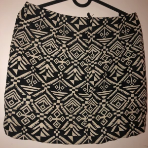 Svart vit tyg tjol - En svart/vit tyg tjol i storlek 36 (DIVIDED). Använd 1 gång och funkar perfekt.