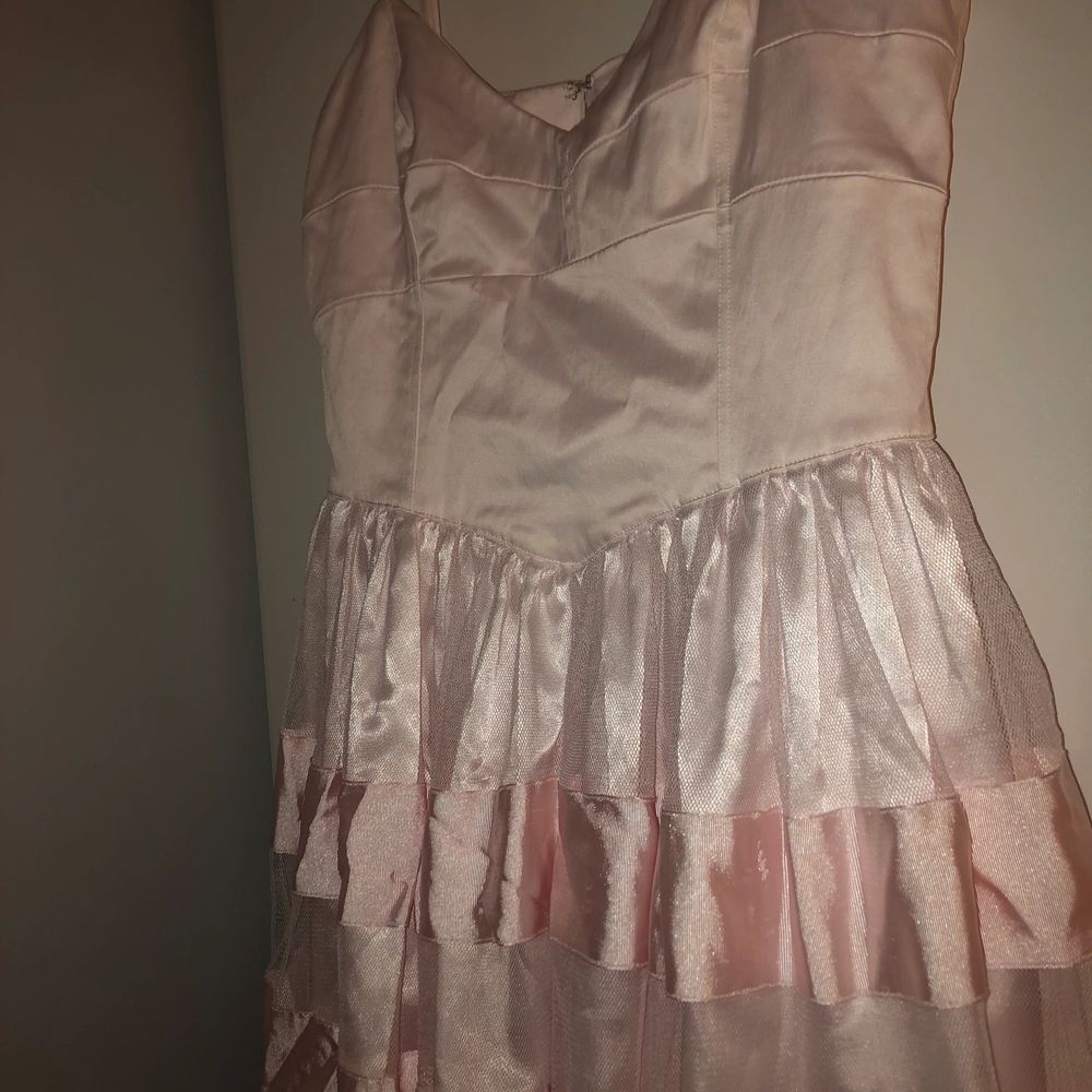 En Rosa korklänning med volang. Aldrig använd i storlek 36. Köpt på Ginatricot.. Klänningar.