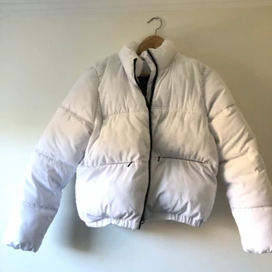 Vit vinterjacka - Vit puffer vinterjacka. 