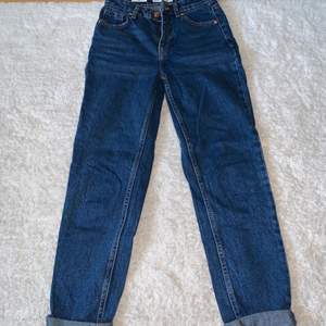Snygga mom jeans från Bershka! Tyvärr för små för mig. Dock bra i längden (är 160 cm). 
