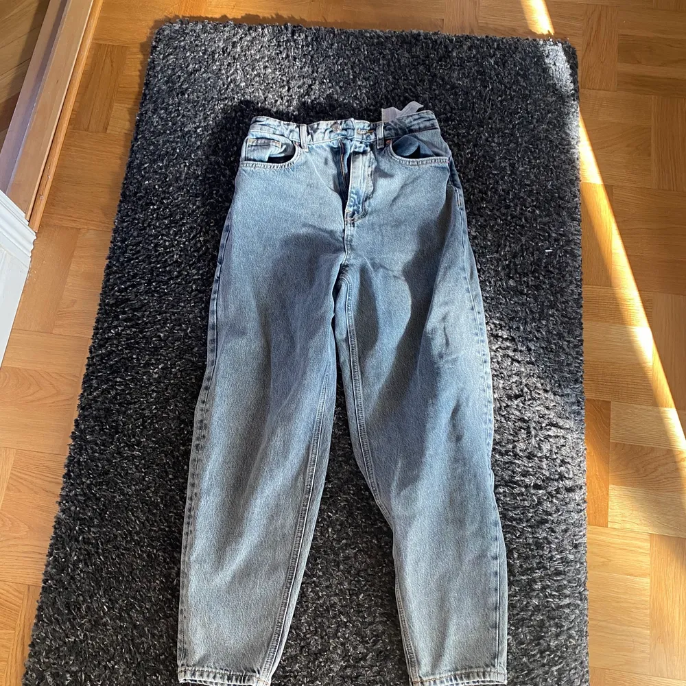 Ett par jeans från Zara, aldrig använda. Jeans & Byxor.