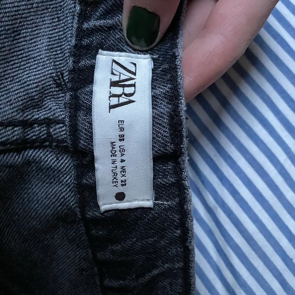 (Säljer igen pga oseriösa köpare) Zara greyjeans i midmodell. Jättesnygga & slutsålda!!!!!⚡️ buda i kommentarerna!!! 💓💓 högsta bud 340kr. Jeans & Byxor.