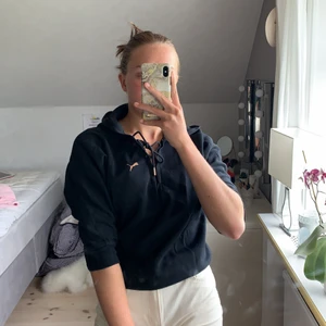 Svart hoddie från puma storlek 36 - Svart kroppad hoddie med snörning. Trekvartslånga armar. Nyskick, endast använd 2 gånger.