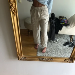 Linnebyxor - Säljer nu mina GALET SNYGGA och helt perfekta linnebyxor då jag har 2 likadana par. Dem är ifrån HM i storlek M men passar mig som vanligtvis har XS i byxor.  Jag är 1.70 lång och de går ner till fötterna, perfekt längd för mig💕💕💕  ALDRIG ANVÄNDA och helt slutsålda på hemsidan. Köparen står för frakten!