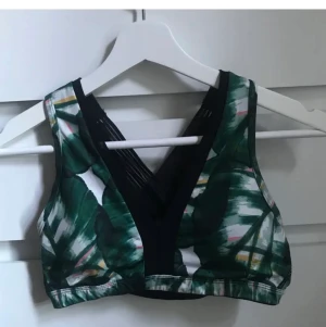 Sport-bh - Sport-bh med korsade band på baksidan. Endast använd 1 gång då den va för liten✨🌸