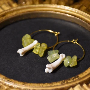 Örhängen ben - Örhängen med små ben och äkta gröngul jade. 