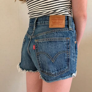 Levis shorts - Levis jeans shorts i 501 modell. Passar storlek 26/27. Mycket fint skick. Köpare betalar för frakt