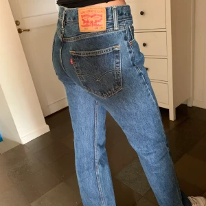 Levis Jeans - Super trendiga Levis jeans som passar alla! (Unisex) Väldigt bra skick och säljer då jag bytt stil.