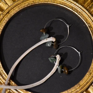 Örhängen ben - Örhängen med revben från hare och äkta bronkit och mossagat. 