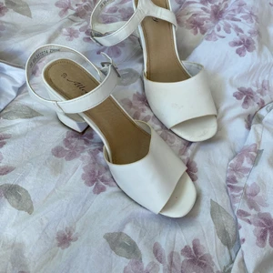 Klackskor - Använt 1-2 gånger. Bra skick! Passar även om du har lite bredare fötter 