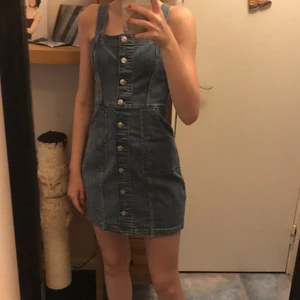 Jeans klänning - Översnygg jeans klänning! Passar lika bra med något under som utan! Storlek 34 men passar även 32