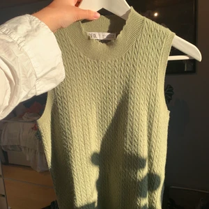 GRÖN STICKAD ZARA TOPP - Supersöt grön stickad topp som är lika snygg att bära bara som den är eller med skjorta/ t-shirt under! Säljer då den inte passar min längre:( OBS: har inte vägt tröjan så osäker på fraktkostnaden!