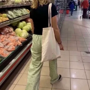 Rutiga byxor - Supersnygga gröna rutiga byxor i storlek S, köpta här på plick och är i superfint skick 💕 Säljer då det inte är min stil✨köpare står för frakt💕 skriv privat för egna bilder