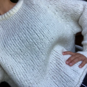 Stickad tröja vit - Supermysig stickad tröja från Zara i storlek S säljs för att jag ej använder den. Har endast använts fåtal gånger så i gott skick. Säljer för 95 kr. Sticks inget och har en mysig krämvit ton 🌿 köpare betalar frakt! 