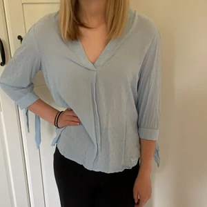 Bondelid Blå Blus - Väldigt tunn blå blus från Bondelid. Använd en gång, fint skick💕
