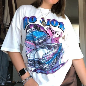 Grafik T-shirt  - En sjuuuukt snygg oversized T-shirt som är använd max 2 gånger 💜😊 Den är i storlek XS men jag skulle säga att den passar både S och M också 💖