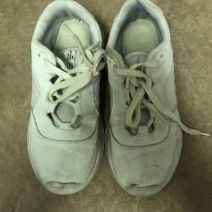 Använda skor, tvättas innan de sänds iväg så de lär nog bli något vitare i färg! 🙂
