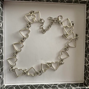 Choker med hjärtan - Chokerkedja med hjärtan i silver (fake). 45 cm lång kedja, går att reglera. Jättesöt, hoppas någon kan få bättre användning för den än jag! Frakt ingår i pris! 