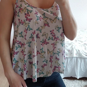 Linne med fjärilar - storlek XS  - Ett fint linne med fjärilar på från newyorker! De är använt fåtal gånger. Lite nopprigt (se bäst bild 2). Annars inget att anmärka på! 💁🏽‍♀️ jag är 160 cm lång 🐶🐱 djurfitt hem 🚬 rökfritt hem ✉📫 skickas mot fraktkostnaden 📷🎥 fotar/filmar alltid när jag skickar