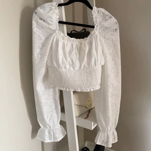 Vit ny blus - Helt ny blus, kom privat till mig vid intresse🥰