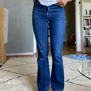 Super balla jeans köppta på beyond retro. Jag är 170 och de går med till foton på mig. Står ingen storlek men skulle säga en 36/38 eller 26/27 i midjan🤩🙌🤩🌎