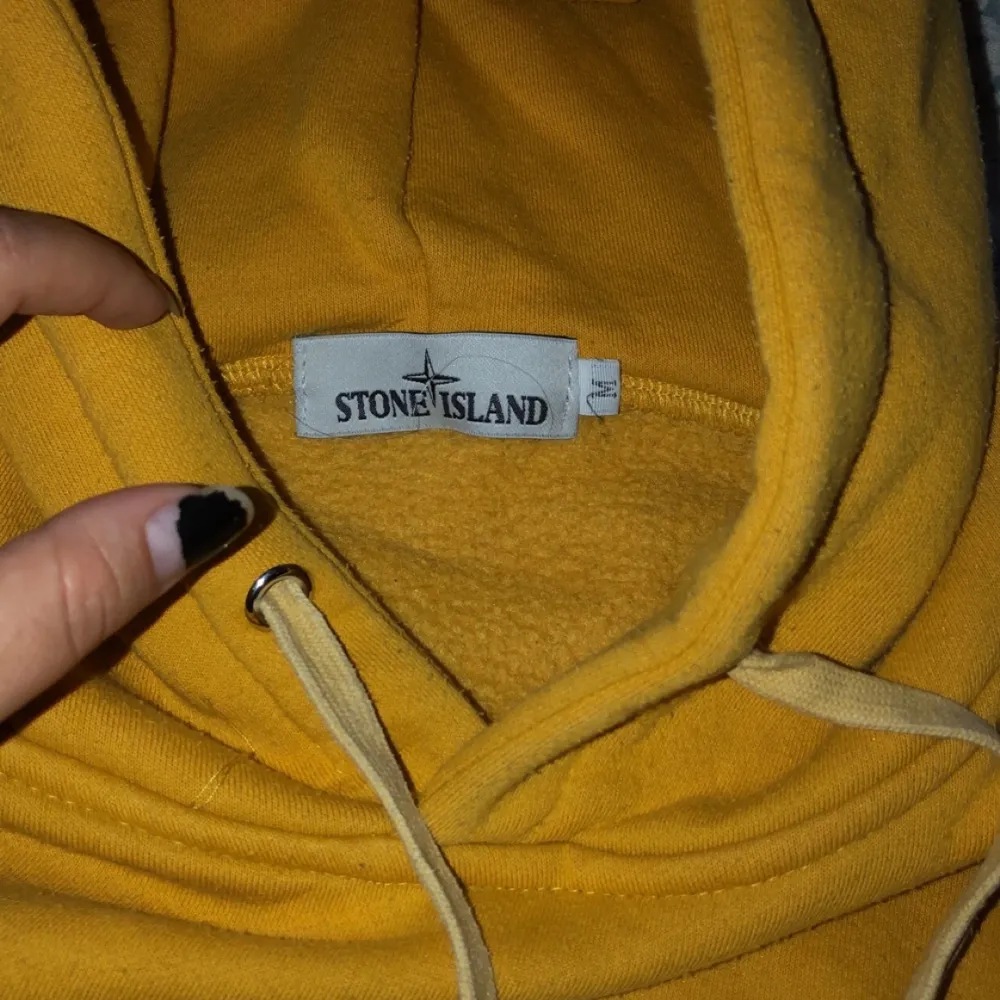 Stone island hoodie, i storlek m. Tjock & skön! Fint skick, säljer den pga jag har två stycken.✨. Hoodies.