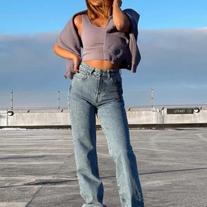 Jeans - Helt nya jeans från bik bok ord.pris. ;600kr , mitt pris 430kr!❤️ Första bilden är lånad (man ser passformen där men färgen är inte så gråaktig i verkligheten) skickar gärna fler bilder!❤️ Alla prislappar sitter kvar!