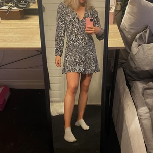 Klänning från zara!!  - Super snygg klänning från zara!!! Säljer för att den inte kommer till användning längre. Den är i mycket fint skick💛 frakt tillkommer på 66kr 💓