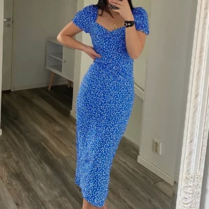 Helt ny zara klänning - Helt ny med prislapp kvar. Storlek S men en aning liten i storleken så passar XS bättre. Frakt tillkommer på 66kr spårbart, annars hämtas den upp i Göteborg. 