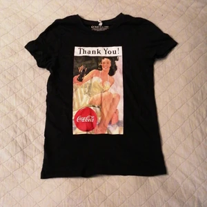 T-shirt från Coca-Cola  - Sjukt cool t-shirt från Coca-Cola. Använt fåtal gånger så i gått chick. 