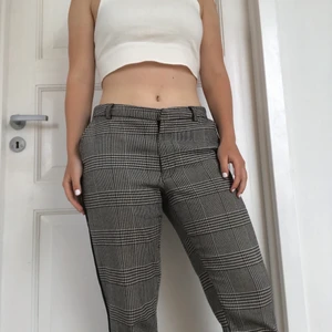 Ett par rutiga baggy low-waist byxor. Storlek M - Säljs pågrund av att den är lite för stor. Perfekt längd för mig som är 163 cm.