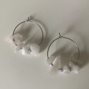 Örhängen - Egengjorda örhängen med oslipade färgstenar 🤍🤍🤍