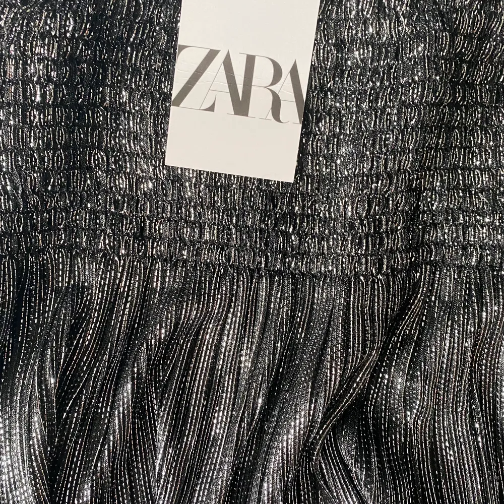 Glittrig kjol från zara. Oanvänd, nypris 399kr. I storlek L men i och med att det är resår passar den mindre storlekar som S och M💙. Kjolar.