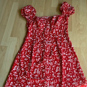 Sommarklänning  - Sommarklänning från zaful storlek S men passar som XS , kan skickas köpare betalar frakt