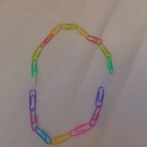 Halsband  - Detta är ett halsband som är gjort av gem