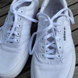 Säljer ett par vita sneakers i storlek 38 2/3, skorna är i ett nytt skick och funkar fint. Frakt tillkommer 66kr spårbart 