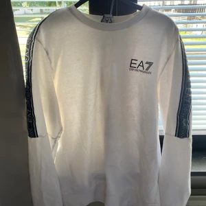 Emporio Armani  - Säljer denna superfräscha Armani tröjan från nordlunds. Knappt använd då den aldrig kom till nån nytta för mig. 