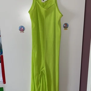 Jumpsuit  - 13-14 (stl 164), har bara använts en gång, perit green fast lite ljusare, fuktig 