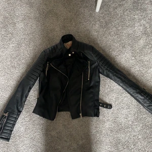 Skinnjacka (inte äkta) från chiquelle  - Säljer denna fina skinnjackan. Storlek 38, jag är 1.74 lång med långa armar och den är bra i längden för mig:) köpare står för frakten.