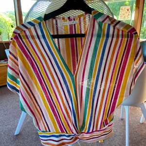 Färgglad blus - En väldigt fin blus som är luftig och skön till sommaren med underbara färger😊🧚‍♀️ Tyvärr så kommer den inte till användning då den inte riktigt passar mig och min stil🤷‍♀️ Den är som ny och kanske använd en gång:) Frakt tillkommer!!