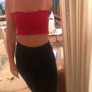 Röd bandeau topp - Röd ribbad bandeau topp från pretty little thing i storlek xs. Säljer den då den är för liten för mig. Fint skick❤️