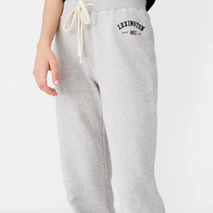 Lexington mjukisbyxor  - Grå mjukisbyxor av lexnington. Inga fläckar eller defekter. Säljer då jag vuxit ur dem. Milt använda så därför i fint skick. Köparen står för frakten. Nypris 1299:- mitt pris 500:- kan eventuellt tänka mig sänka priset.