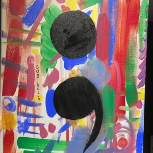 Continue Tavla - En färgstark tavla som är handmålad med akrylfärg! Den har ett semi-kolon tecken på sig då det kan ha betydelsen att fortsätta❣️ Passar fint i ett hem☺️ Priset kan diskuteras💕