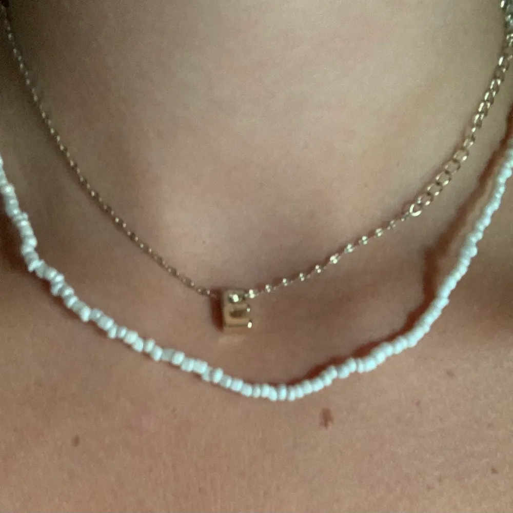 Ett litet guldigt halsband med en E berlock💕💕 Till dig, eller en vän☺️💕 . Accessoarer.